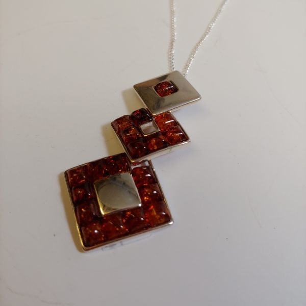 Click to view detail for HWG-152 Pendant, 3 Square Drops, Amber, Silver $47